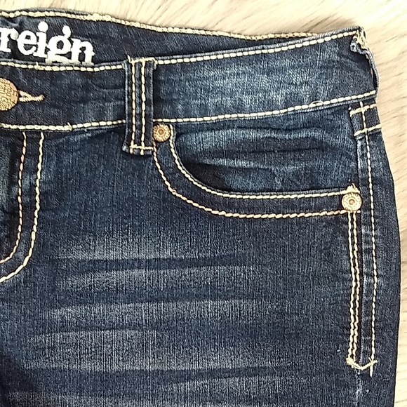 Reign roll cuff shorts Size 13 Curvy, Junior (36") - Picture 5 of 15